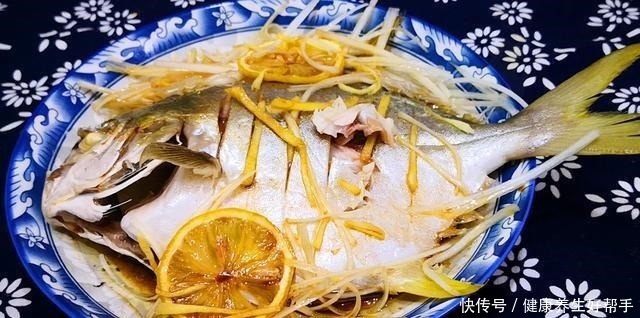 清蒸鱼|不管蒸啥鱼，别用料酒和醋去腥，教你一招，鱼肉香嫩，鲜美不腥气