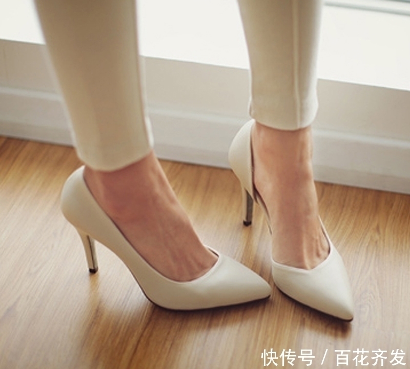 粗跟 个性的水晶粗跟凉鞋,具有与众不同的时尚气息