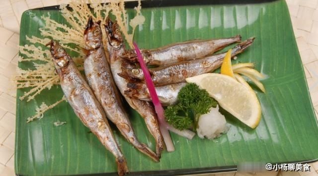 煎鱼时，冷油下锅好还是热油下锅好？记住这步，鱼皮不破不粘锅