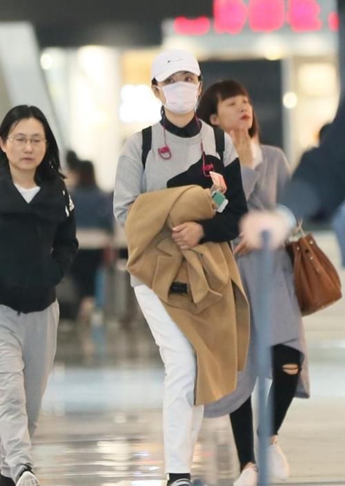 周涛才是50岁女人的穿搭教科书，黑大衣用基础配色法，优雅时髦