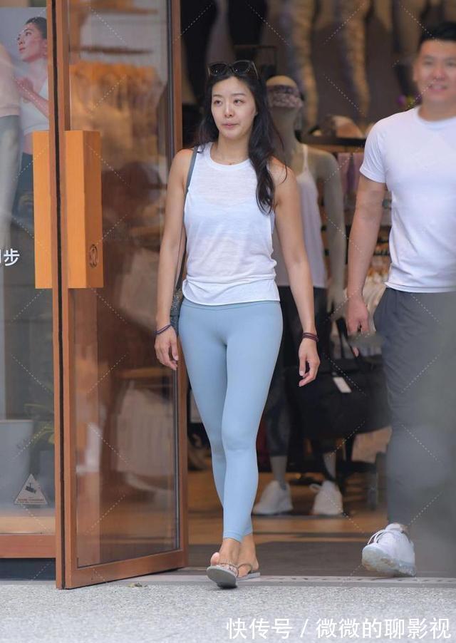 文艺风格 无袖圆领套头白背心,搭配浅蓝色运动裤,干净清新,文艺范十足