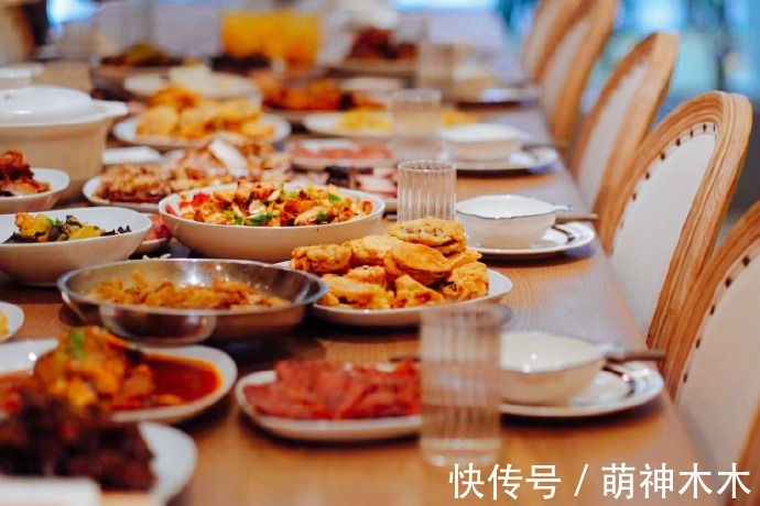 明星年夜饭来了!肖战下厨荤素搭配,关晓彤丰盛,颖儿晒春晚伙食