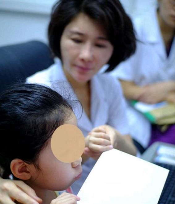 医生让小女孩吹A4纸 十几下后小女孩丧失意识眼球上翻