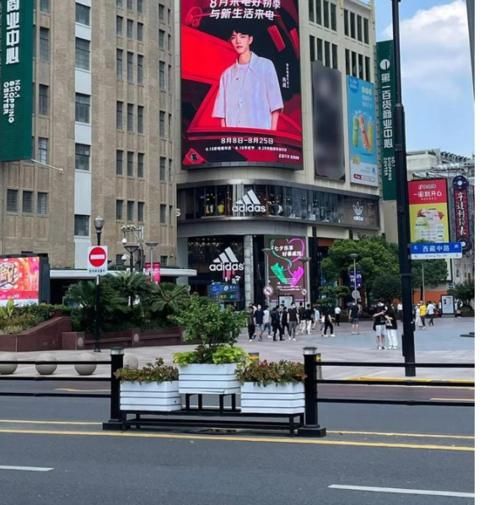 肖战强强|京东电器与肖战强强联合，登上各大平台的热搜，百万网友点赞支持