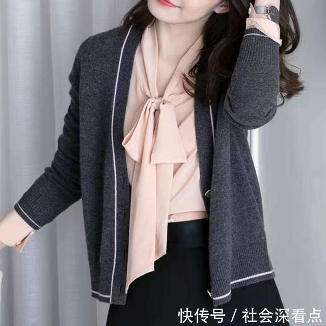 6070后女人秋天别穿风衣，试试这种薄外套，显高时髦！