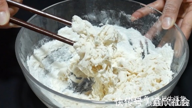 天冷发面慢,奶奶教我一个土方法,20分钟就能发满盆,太实用了