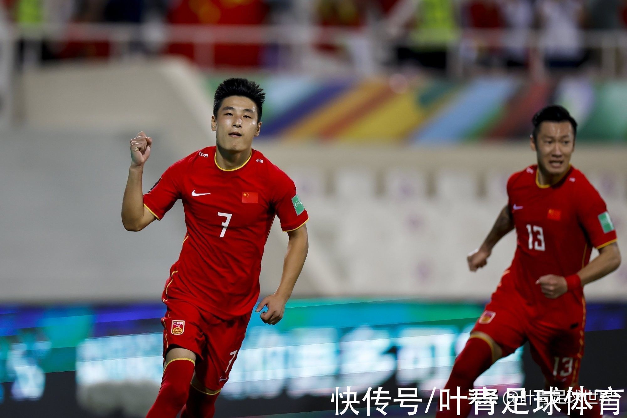 武磊|射门6-3!国足玩命的半场:3名归化立功,武磊怒吼!球迷笑了