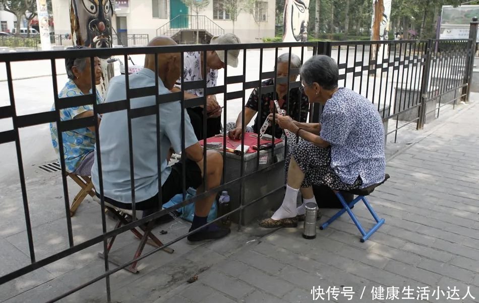  影响|60岁以后，还爱做4件事，寿命或受影响，劝你尽快改掉