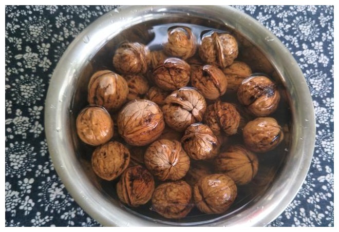 核桃好吃难去壳,试试放锅蒸一蒸,核桃皮容易去,核桃完整不易碎