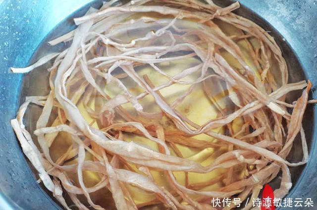 红烧肉|家里烹饪红烧肉时,记得放些干菜一起炖,肉香菜也香