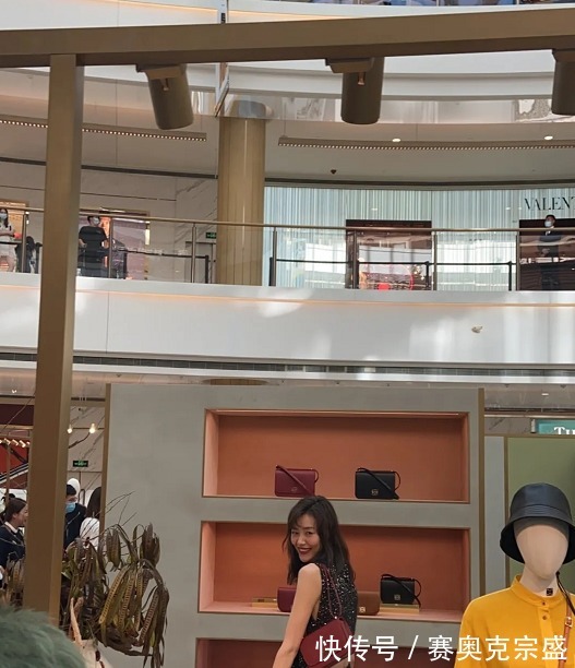 连衣裙|刘雯难得换新发型,配亮片裙不光不掉价,还更显高级,不愧是超模