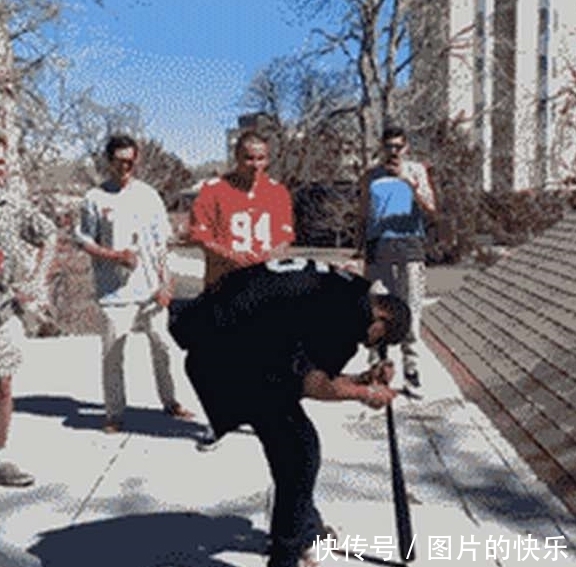 |搞笑GIF:外卖小哥,你这是要改行做理发师吗?