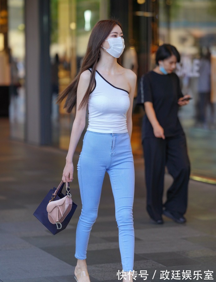 造型|穿铅笔裤美不美？搭配“露肩衣”试试，造型会告诉你答案！
