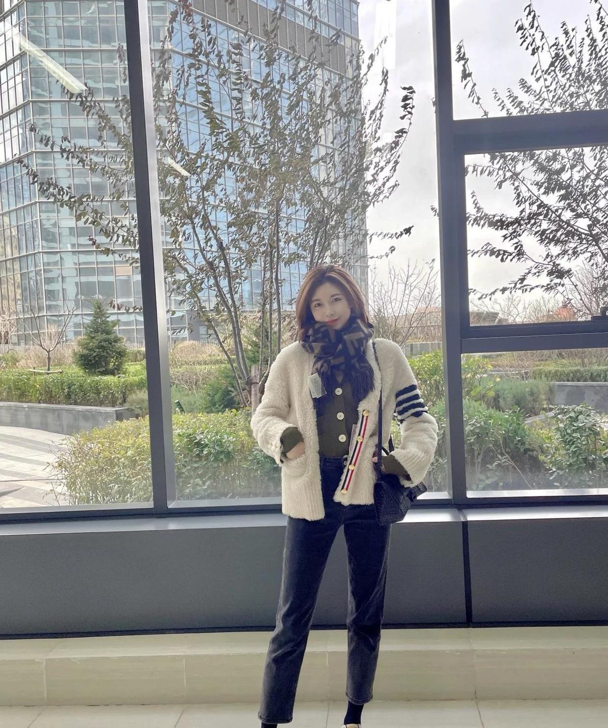 直筒|奔三奔四的女性如何选牛仔裤,掌握这几个搭配方法,洋气又减龄