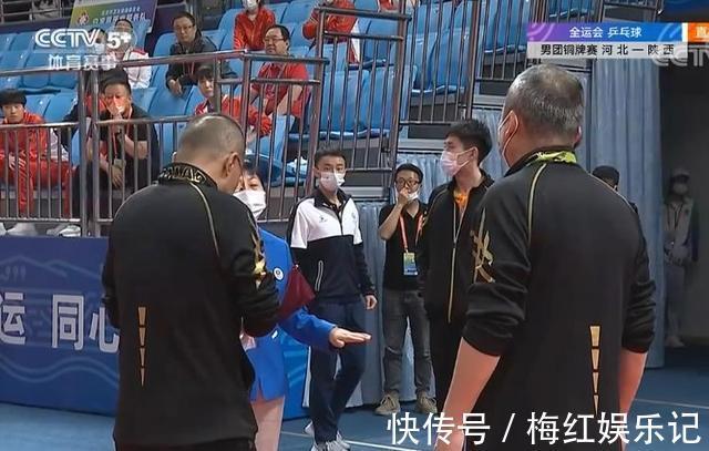 比赛|全运会突发意外!球员捂鼻逃离现场,裁判团队商议后中断比赛