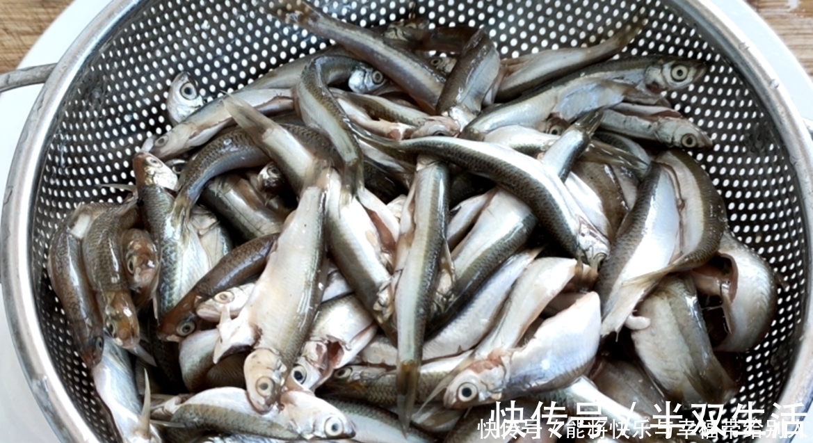 小鱼|油炸小鱼时，用面粉还是用淀粉？教你正确做法，酥脆好吃不回软