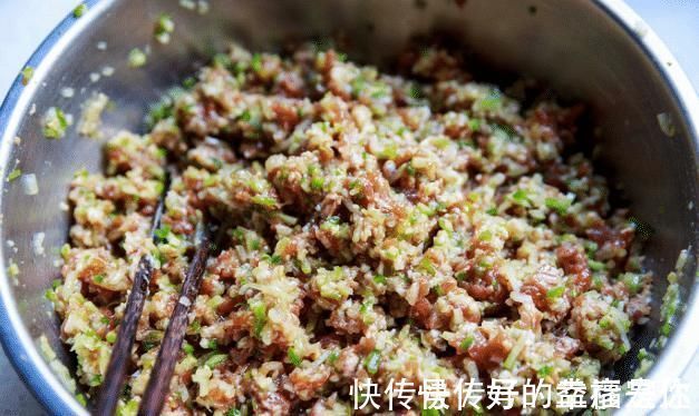 大厨|萝卜做饺子馅，不用焯水不用盐杀水，大厨教你一招，饺子鲜香味美