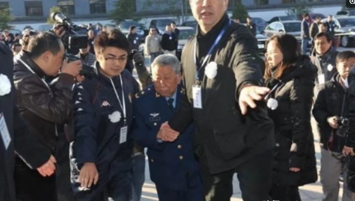 李默然葬礼,“儿子”李金斗惋惜,“容嬷嬷”哭成泪人