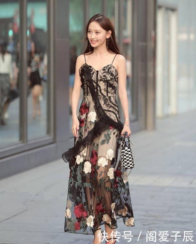 街拍白短裤+红背心,秀出修长的双腿,彰显满满阳光气息