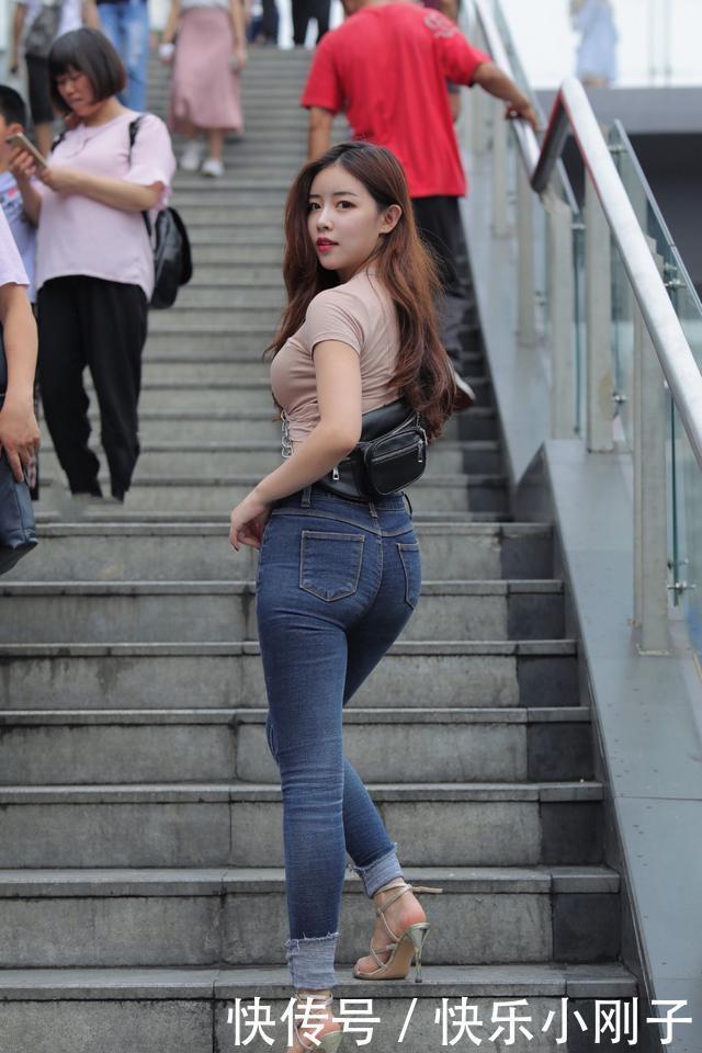 深蓝 浅色驼绒简洁T恤衫,搭配深蓝修身牛仔裤,突显潮流和雅致气息