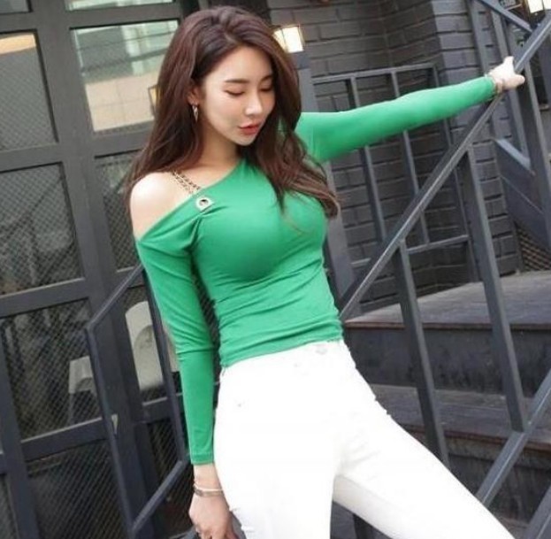 女人|街拍性感紧身打底裤小姐姐,焕发出活泼可爱的小女人气息!