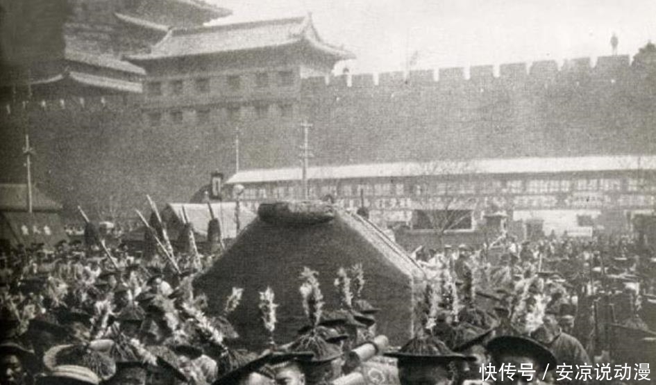 德国人|德国人拍摄的慈禧出殡照:场面十分浩大,图3轿夫竟面带笑容