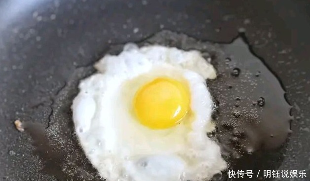 下锅|煎荷包蛋,冷油下锅还是热油下锅很多人错在这一步,难怪会粘锅