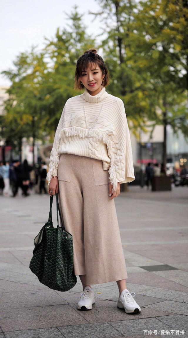 女人再懒也少用阔腿裤配卫衣,现流行“毛衣+阔腿裤”,保暖好看