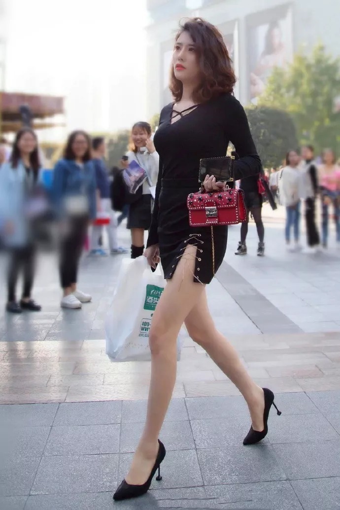 时尚的女性搭配高跟鞋, 气场十足更有气质