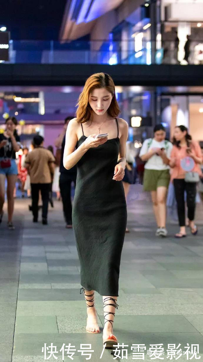 美女脚上搭配着一双渐变色的高跟凉鞋，气质优雅，时尚又靓丽