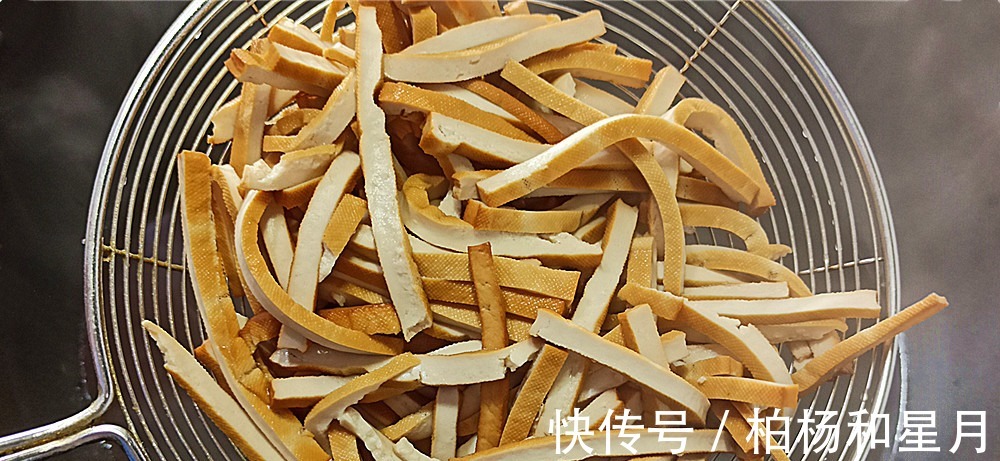 下饭|韭菜和豆干是一对,简单下锅一炒,鲜美开胃更下饭一盘不过5块钱!