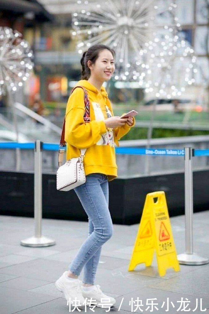  让本人|黄色卫衣搭配小脚牛仔裤，大方自然