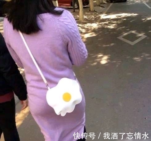 |搞笑图片幽默段子笑话:哈哈,很可爱的包包,很像个荷包蛋哦