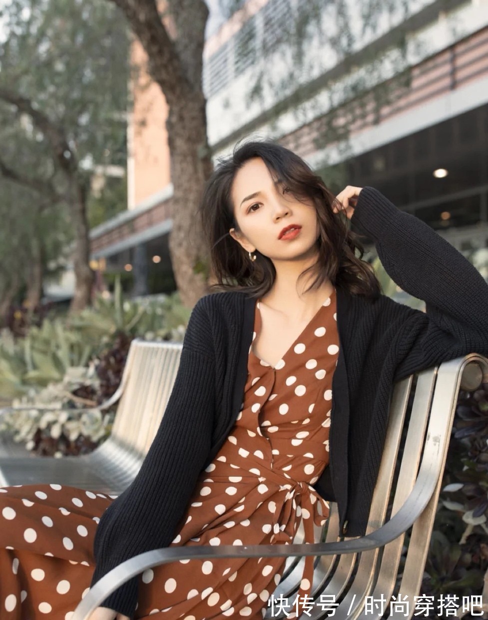 时髦 穿腻了极简风、基础款,春天换成“波点元素”时髦搭配,元气减龄