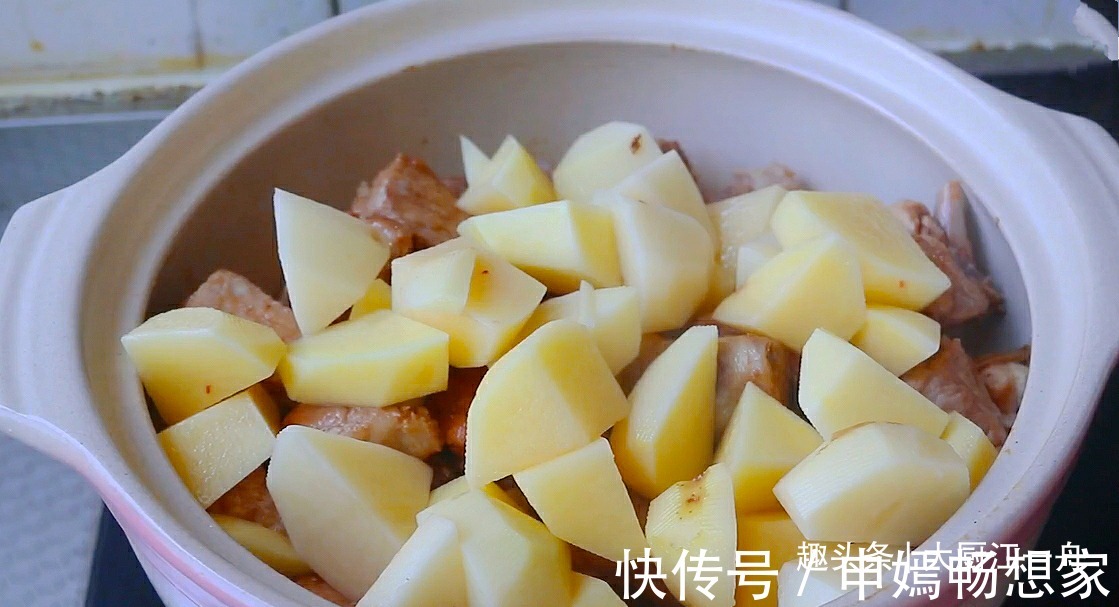 饭店|排骨不管怎么做，切记不要直接焯水，教你饭店做法，不腥还不柴