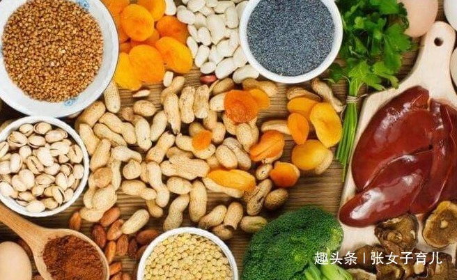 小眼睛|如果你怀孕了,常吃鱼、鸡蛋等食物,宝宝出生自带长睫毛大眼睛