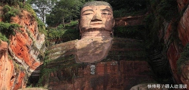 中年|乐山大佛胸口发现一密室，早年间被盗墓贼光顾，只留下一块石碑