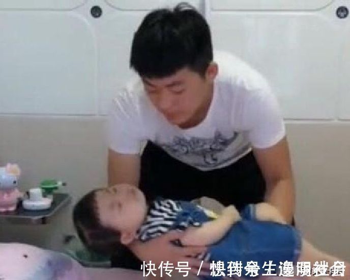 吃醋|奶爸刚把熟睡的女儿放在床上,女儿就哭闹,奶爸反应令宝妈吃醋