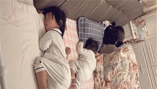 父母|“佛系”父母带娃睡觉火了,网友父母才是真爱,孩子只是附带