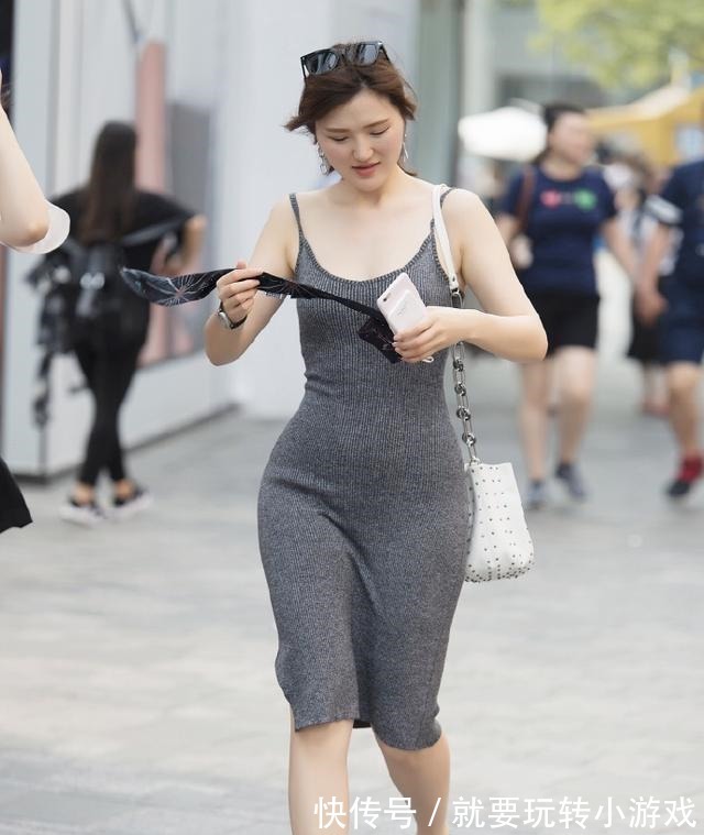 包臀裙 “漏斗型”身材的包臀裙美女,简单得体的款式下,搭配得好!