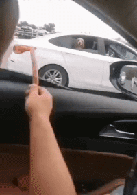 |搞笑GIF:看着都觉得好痛 赶紧喝口饮料压压惊