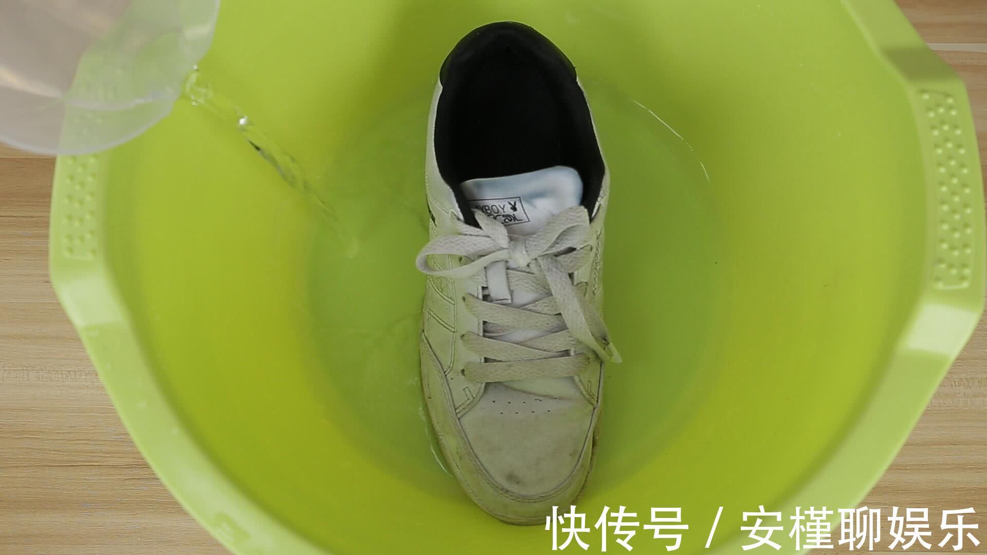 白鞋子脏了怎么洗鞋店老板教我个方法,多脏的鞋子都洁白如新