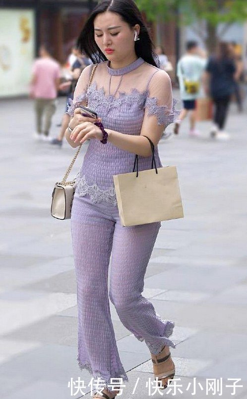 选定套装就对了,简约时尚又有魅力,女人味十足