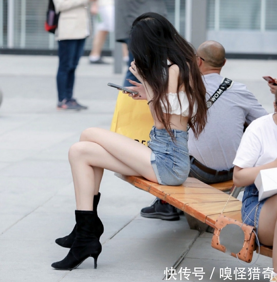 街拍长腿热裤美女,白皙透亮的皮肤绝美!