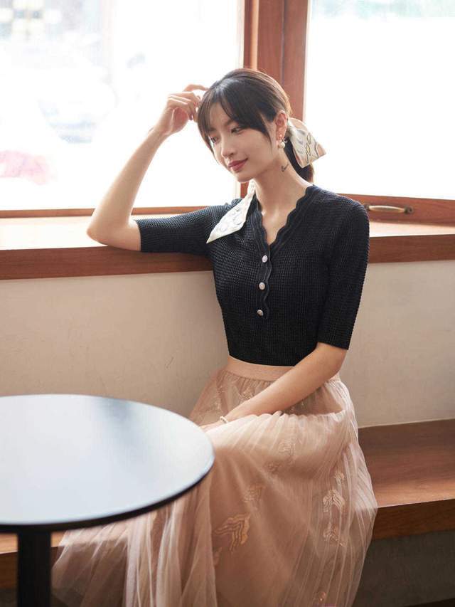 少女气质|2、30岁如何穿出高级的优雅感？衬衫配半身裙，少女气质感十足