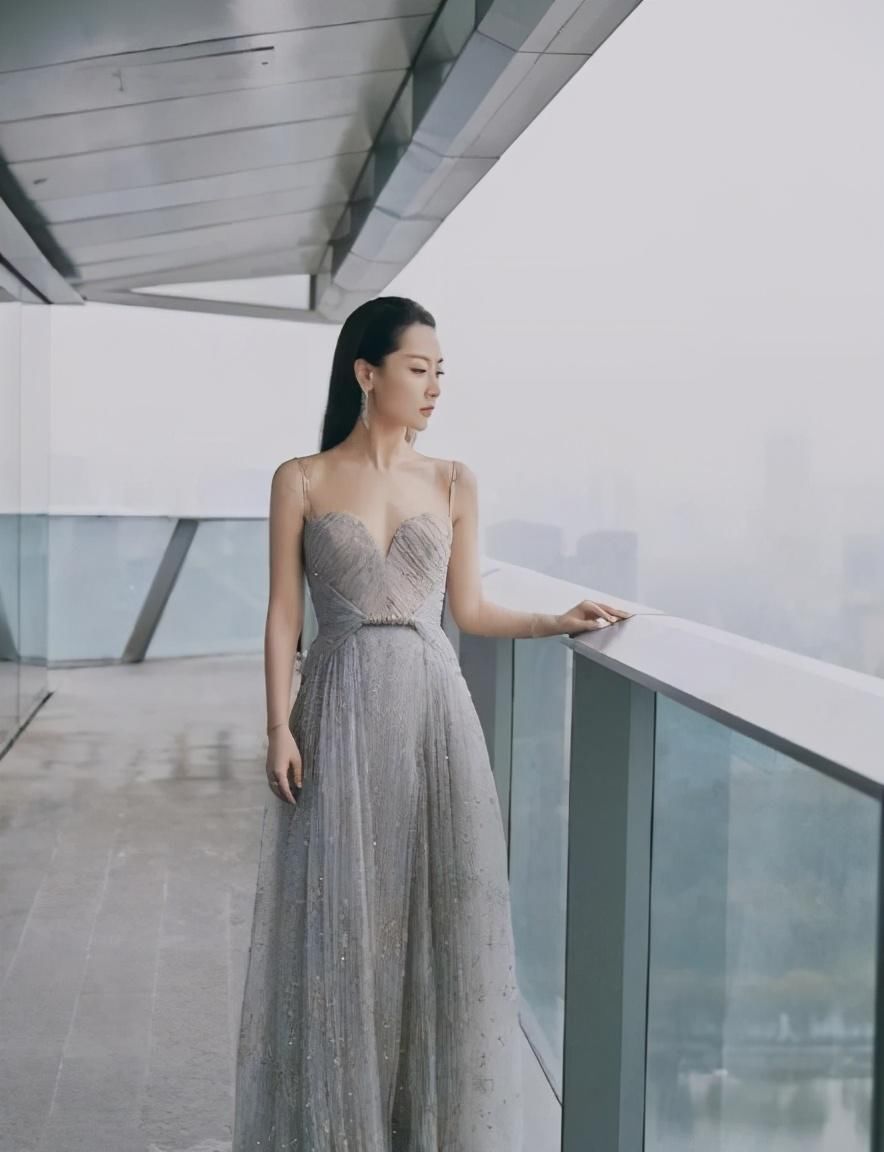 白冰|霍汶希回应高定事件，外包已道歉。网友：白冰比刘雯更适合这裙子