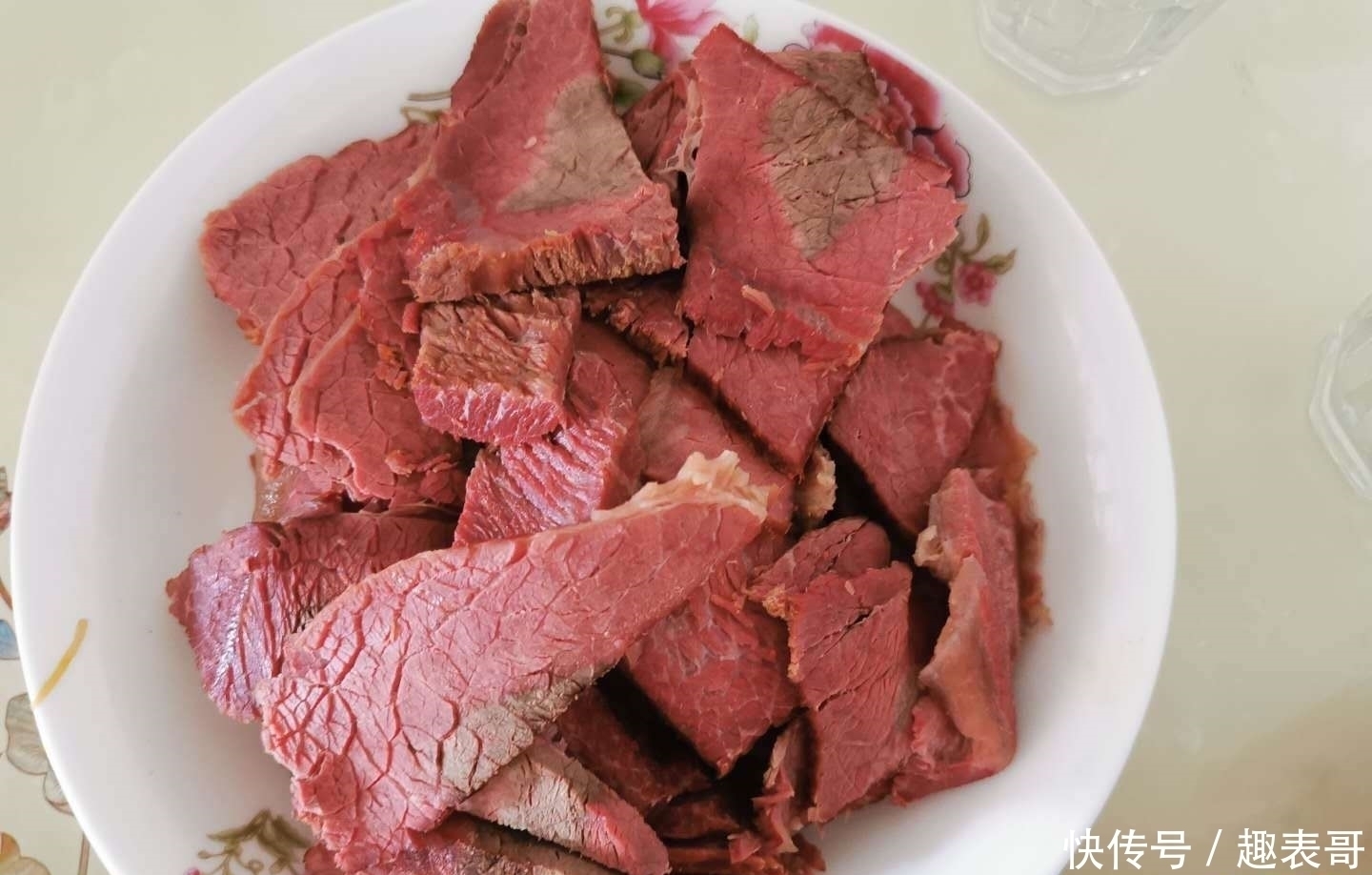排骨|婆婆花300元做了10道菜,一桌摆不下,儿媳这在南方要1000块