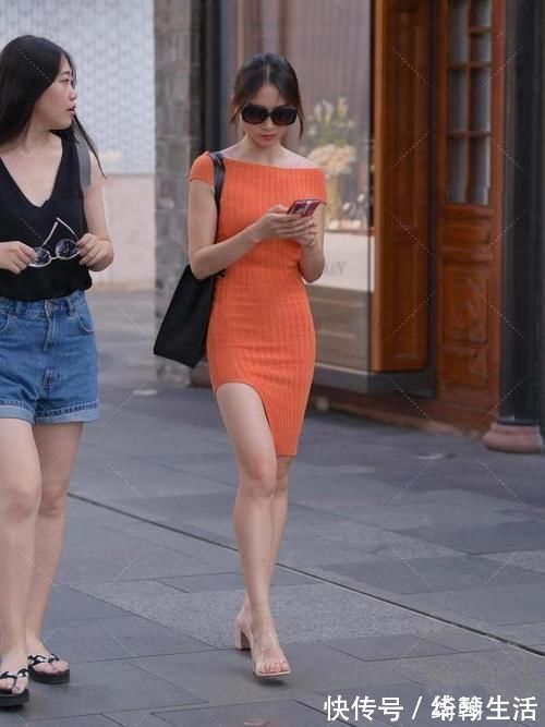 弹力裙|针织连衣裙美女，搭配纯黑色挎包，时尚高级上档次
