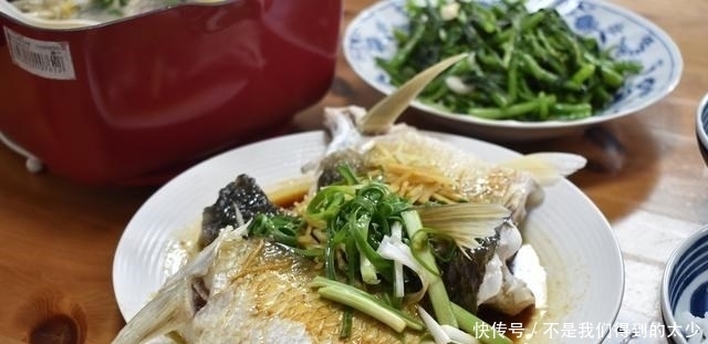 两口子的晚餐,一荤一素一汤,实惠又好吃,吃着舒服,光盘不浪费