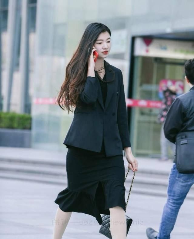 路人街拍，姑娘搭配白色的薄纱外套，整个人显得非常的潮流